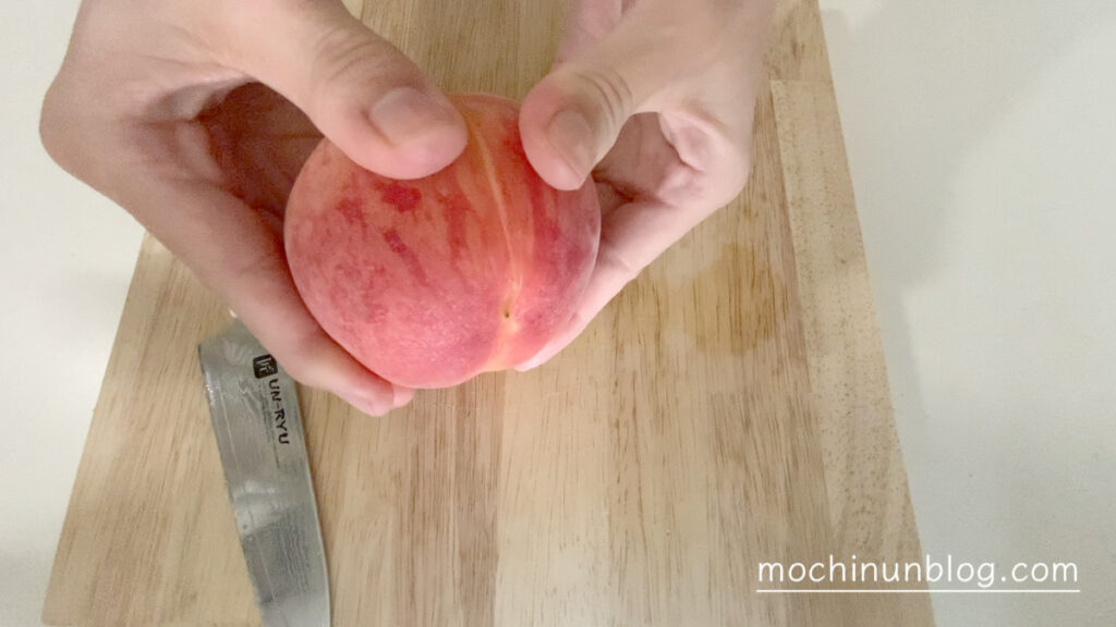モモを半分に切り、果肉を種から外す